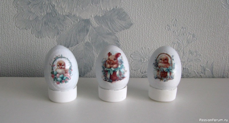 Пасхальное лукошко с декоративными яйцами