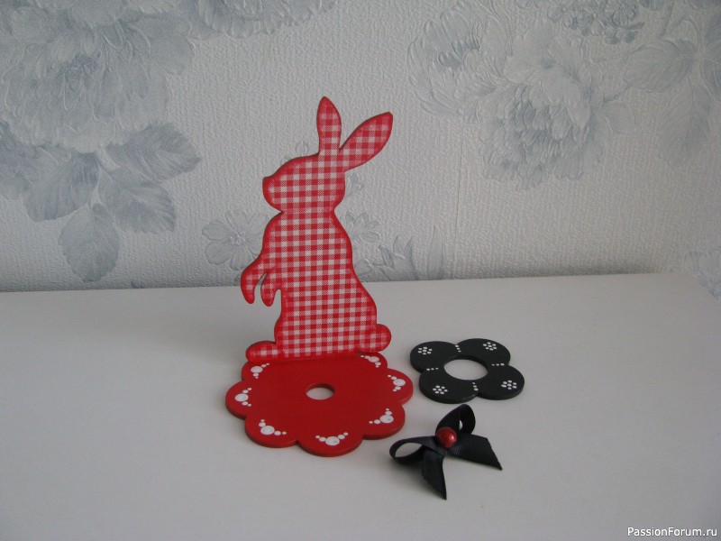 Декоративные пасхальные яйца на подставке.