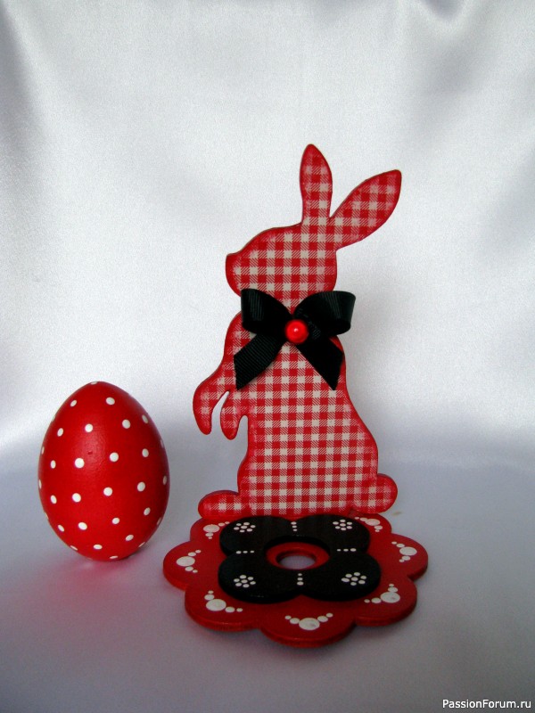 Декоративные пасхальные яйца на подставке.