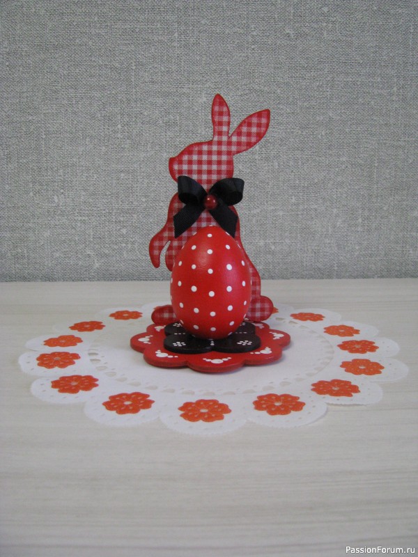 Декоративные пасхальные яйца на подставке.