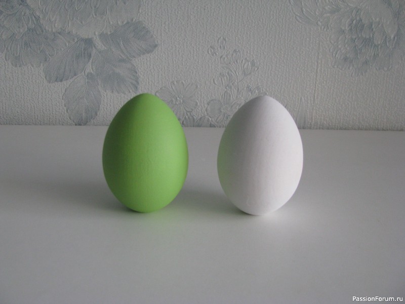 Декоративные пасхальные яйца на подставке.