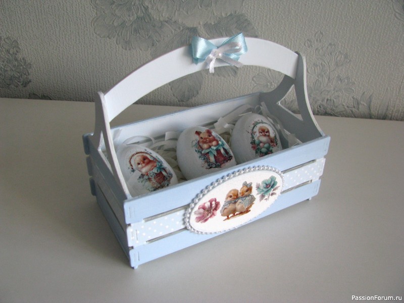 Пасхальное лукошко с декоративными яйцами