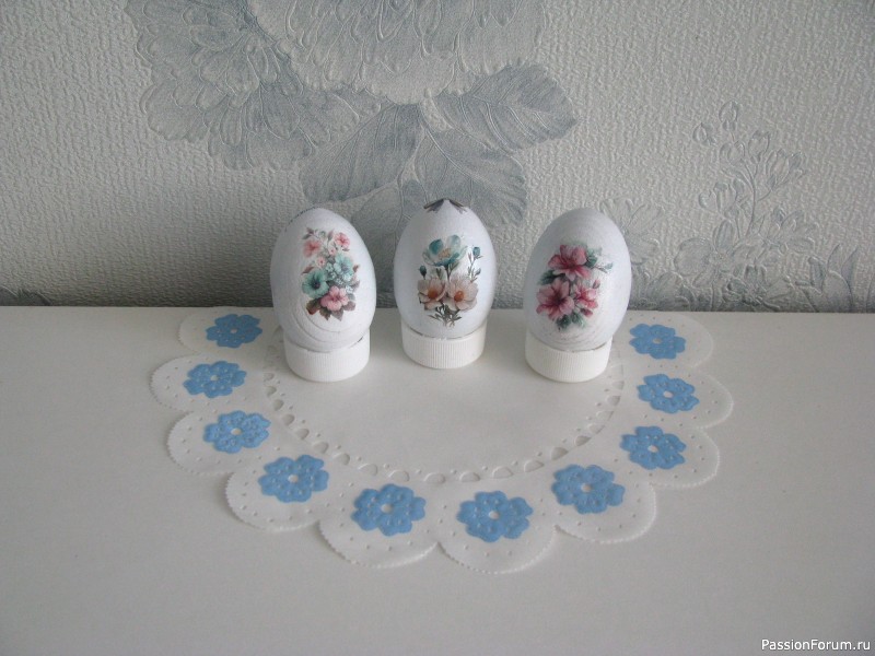 Пасхальное лукошко с декоративными яйцами