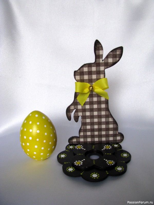 Декоративные пасхальные яйца на подставке.