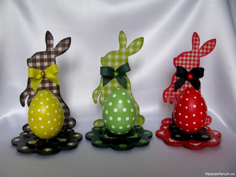 Декоративные пасхальные яйца на подставке.