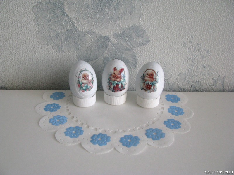 Пасхальное лукошко с декоративными яйцами