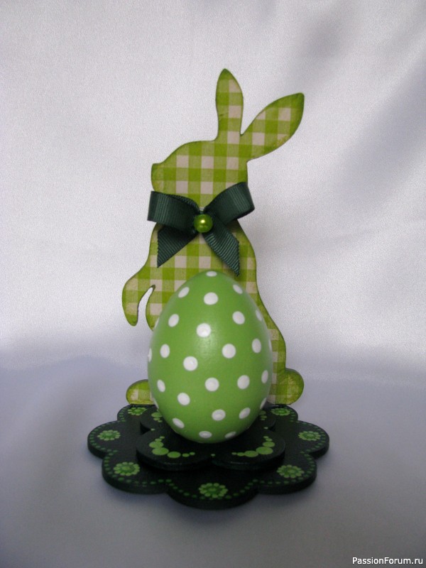 Декоративные пасхальные яйца на подставке.