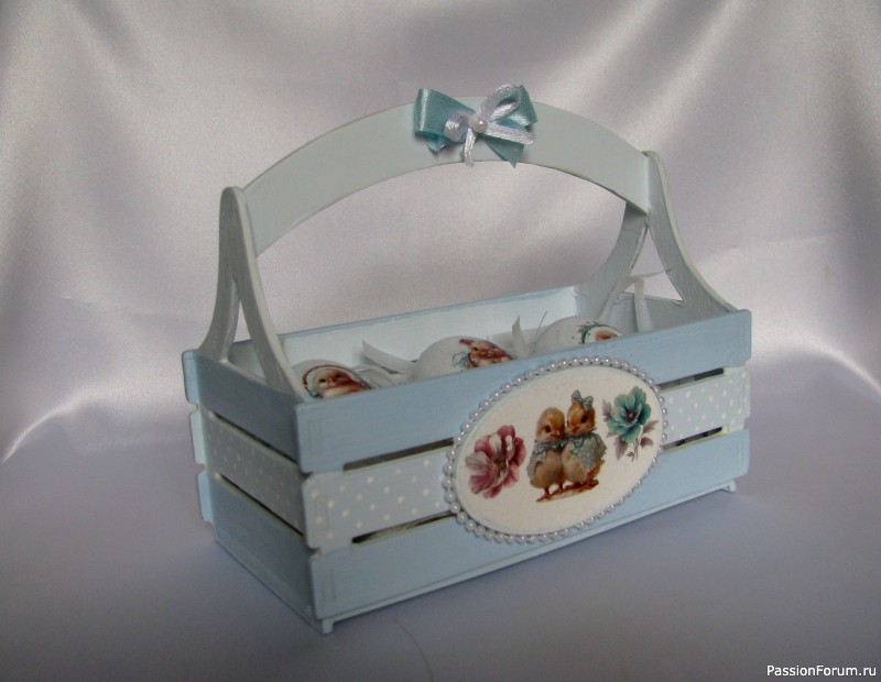 Пасхальное лукошко с декоративными яйцами