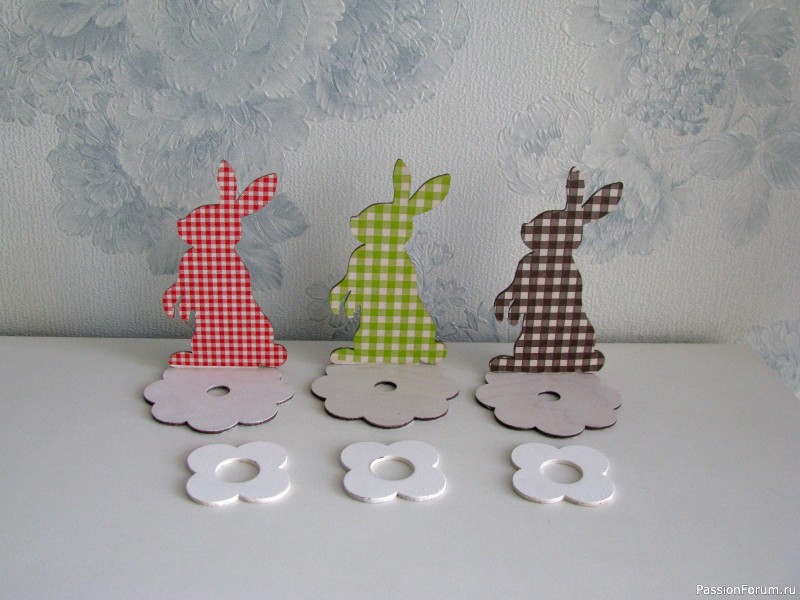 Декоративные пасхальные яйца на подставке.