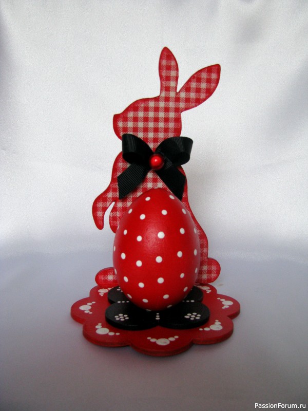 Декоративные пасхальные яйца на подставке.