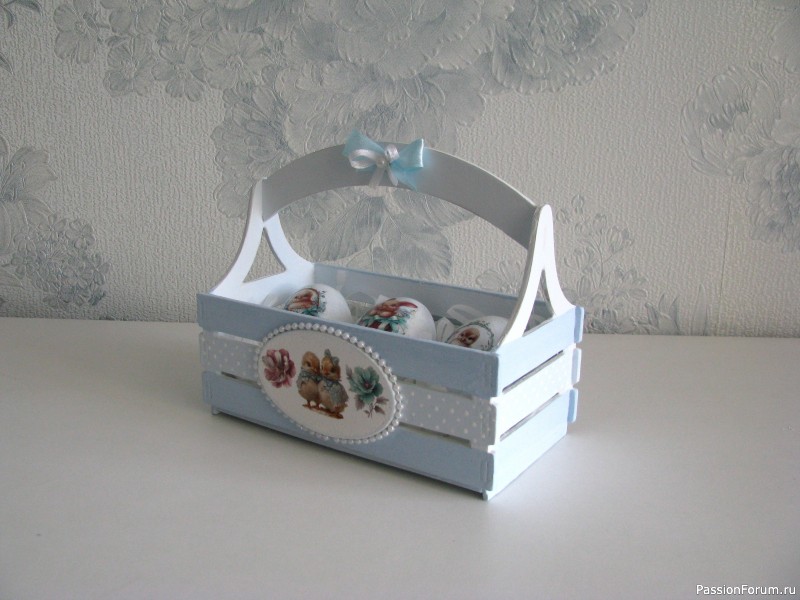 Пасхальное лукошко с декоративными яйцами