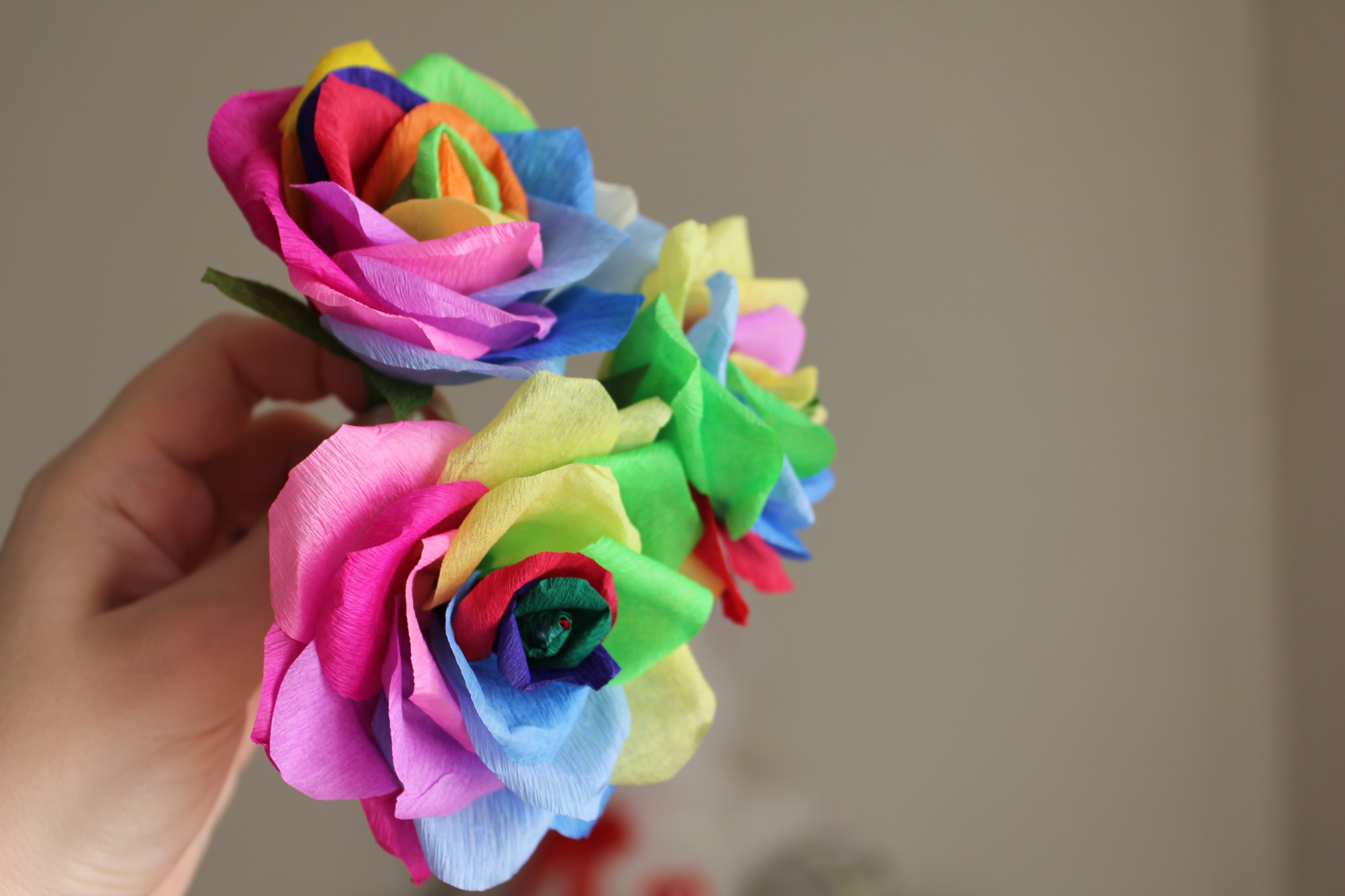 Цветы из гофрированной бумаги своими руками: подборка картинок