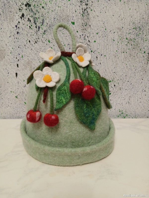 Шляпа в бане, как и веник - это главный атрибут