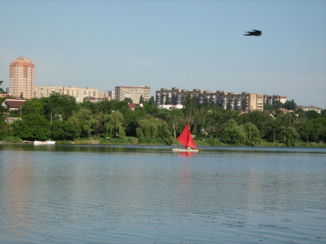В Донецке, как и в любом промышленном городе есть места. куда по вечерам собираются уставшие от летнего зноя горожане. У нас это набережная реки Кальмиус. В Донецке, как и в любом промышленном городе есть места. куда по вечерам собираются уставшие от летнего зноя горожане. У нас это набережная реки Кальмиус.