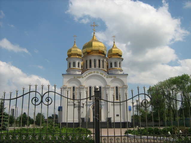 Свято-Покровский храм когда-то начинался с небольшого молельного дома в честь Николая Чудотворца. Своим появлением храм обязан работе отца-настоятеля Дмитрия. Священник прослужил в молельном доме 13 лет. Причем, все это время молельня находилась в помещении автомагазина и занимала половину здания. Одно время отец Дмитрий бескорыстно работал помощником сварщика на поверхности шахты. Когда прихожан в молельном доме стало слишком много, возникла необходимость в закладке настоящего крупного храма. Поэтому в 1994 году началось строительство церкви в честь Покрова Пресвятой Богородицы, которую сейчас все знают как Свято-Покровский храм. Находится храм в Калининском районе города, на Червоногвардейском проспекте. Храм имеет пять золотых куполов. Его хорошо видно при въезде в Донецк со стороны Макеевского шоссе. Это один из красивейших православных храмов не только Донецка. Десят лет назад его признали одним из самых красивых новоделов Украины. Этот "белокаменный" храм такой воздушный, скромный и совершенно не помпезный. Свято-Покровский храм принадлежит украинской православной церкви московского патриархата и является одним из символов города Донецка Свято-Покровский храм когда-то начинался с небольшого молельного дома в честь Николая Чудотворца. Своим появлением храм обязан работе отца-настоятеля Дмитрия. Священник прослужил в молельном доме 13 лет. Причем, все это время молельня находилась в помещении автомагазина и занимала половину здания. Одно время отец Дмитрий бескорыстно работал помощником сварщика на поверхности шахты. Когда прихожан в молельном доме стало слишком много, возникла необходимость в закладке настоящего крупного храма. Поэтому в 1994 году началось строительство церкви в честь Покрова Пресвятой Богородицы, которую сейчас все знают как Свято-Покровский храм. Находится храм в Калининском районе города, на Червоногвардейском проспекте. Храм имеет пять золотых куполов. Его хорошо видно при въезде в Донецк со стороны Макеевского шоссе. Это один из красивейших православных храмов не только Донецка. Десят лет назад его признали одним из самых красивых новоделов Украины. Этот "белокаменный" храм такой воздушный, скромный и совершенно не помпезный. Свято-Покровский храм принадлежит украинской православной церкви московского патриархата и является одним из символов города Донецка
