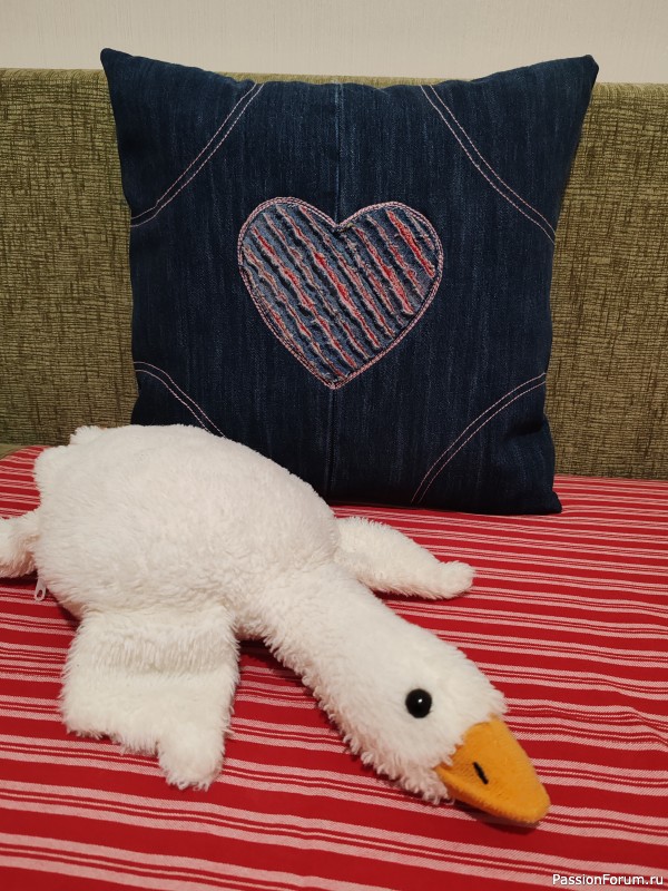 Джинсовая подушка с сердечком в технике синель.