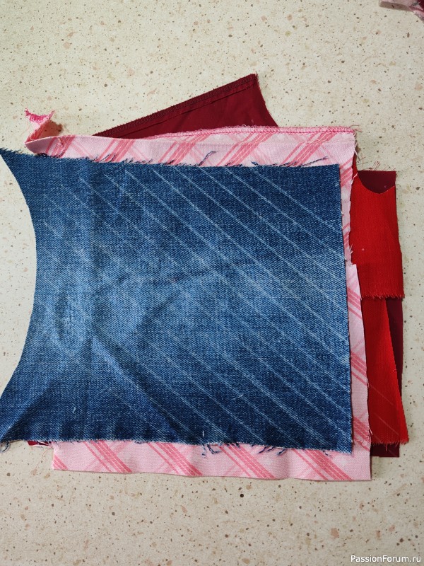 Джинсовая подушка с сердечком в технике синель.