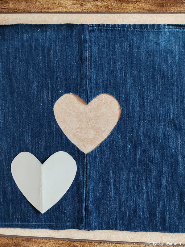 Джинсовая подушка с сердечком в технике синель.