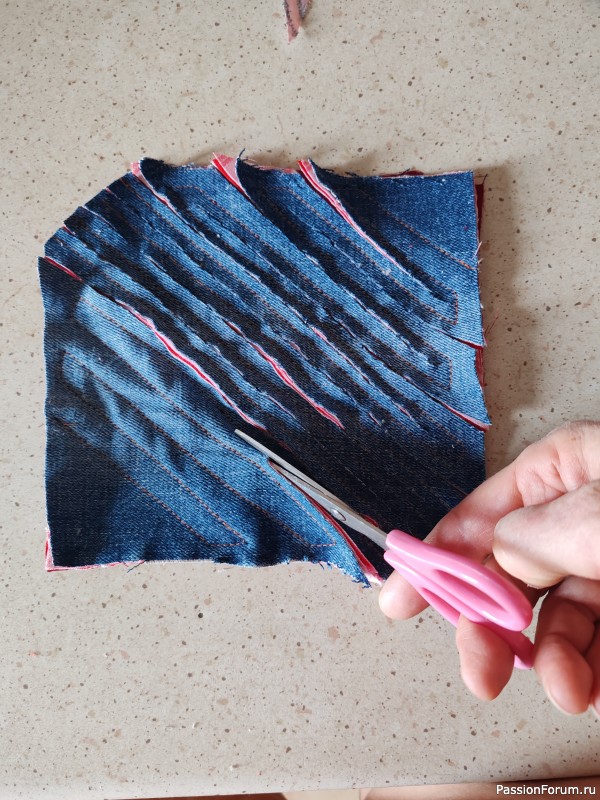 Джинсовая подушка с сердечком в технике синель.