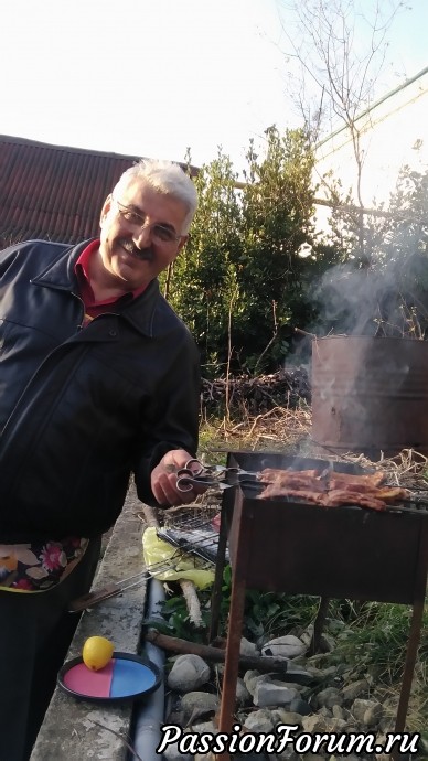 В то время,когда мы были заняты осуждением и просмотром "валяшек", мой любимый муж был занят чисто мужским делом - ШАШЛЫКАМИ! В то время,когда мы были заняты осуждением и просмотром "валяшек", мой любимый муж был занят чисто мужским делом - ШАШЛЫКАМИ!