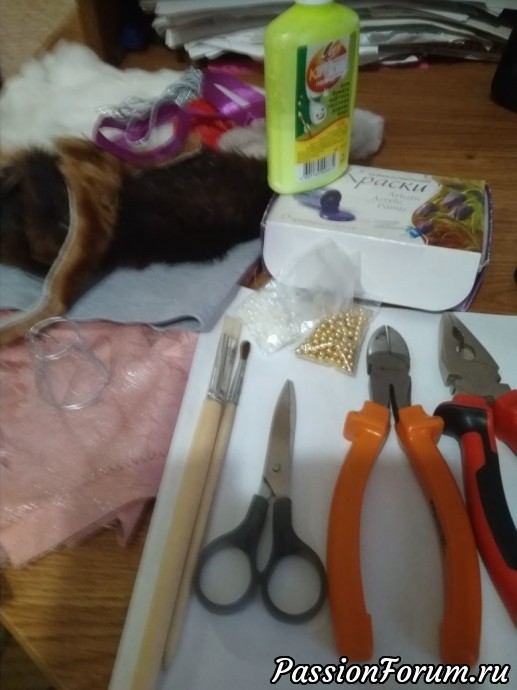 Для работы понадобится -плоскогубцы, кусачки, кисточки, ножницы, клей ПВА и момент Кристалл (гель), кусок проволоки для каркаса и для петельки, бумага, вата, нитки, кусочки пряжи, краски акриловые, кусочки меха, лоскутки ткани, ленточки, бисер, бусинки, лак с блеском Для работы понадобится -плоскогубцы, кусачки, кисточки, ножницы, клей ПВА и момент Кристалл (гель), кусок проволоки для каркаса и для петельки, бумага, вата, нитки, кусочки пряжи, краски акриловые, кусочки меха, лоскутки ткани, ленточки, бисер, бусинки, лак с блеском