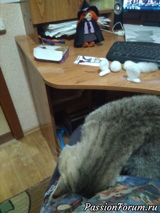 Кот, конечно всю свою любовь выражает. Наверное, одобрил мою композицию)) вот так мы всегда и работаем. Сеанс его внимания к моей персоне длится не более 5 минут. А потом он опять независимый кот, который позволяет о себе заботиться. Кот, конечно всю свою любовь выражает. Наверное, одобрил мою композицию)) вот так мы всегда и работаем. Сеанс его внимания к моей персоне длится не более 5 минут. А потом он опять независимый кот, который позволяет о себе заботиться.