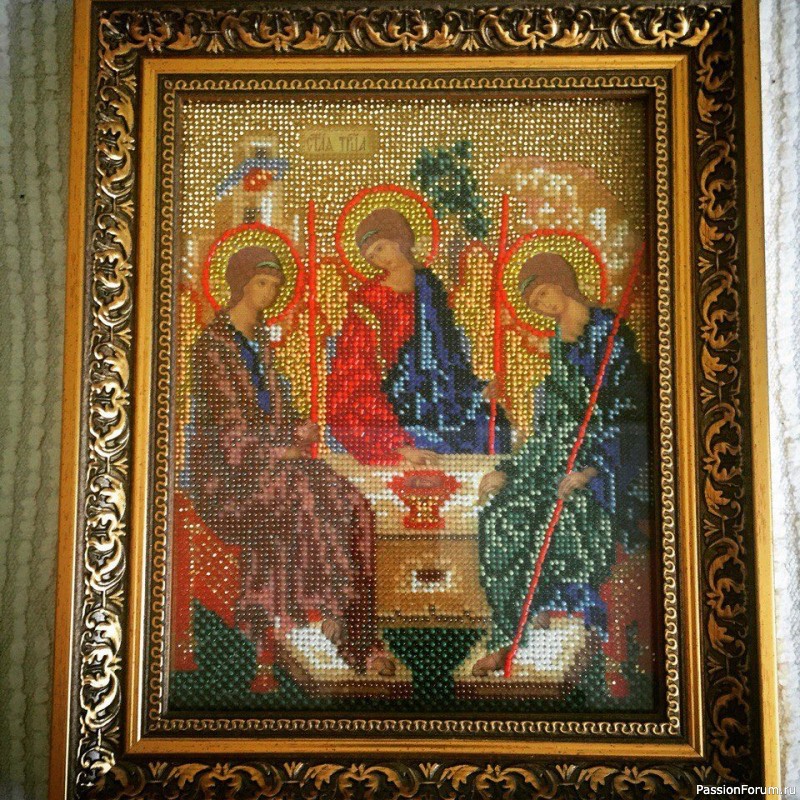 Икона «Святая Троица» выполнена бисером.