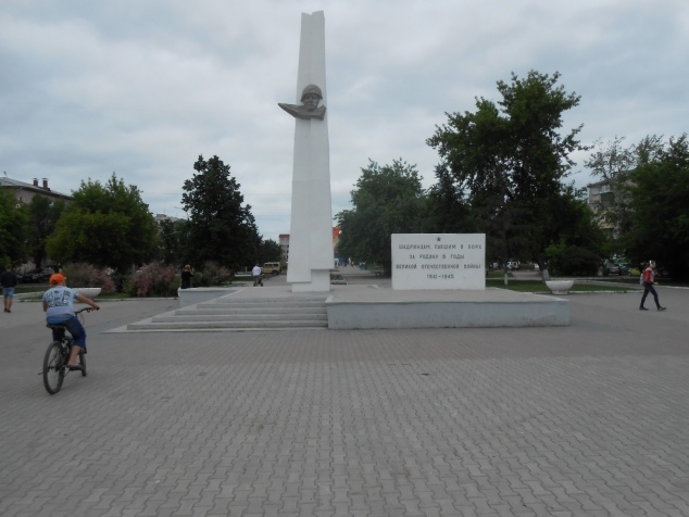 Стелла в память о погибших воинах. Стелла в память о погибших воинах.