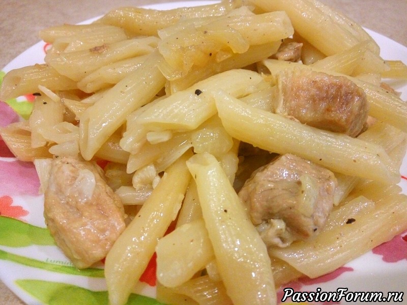 Томленое мясо с макаронами на сковороде