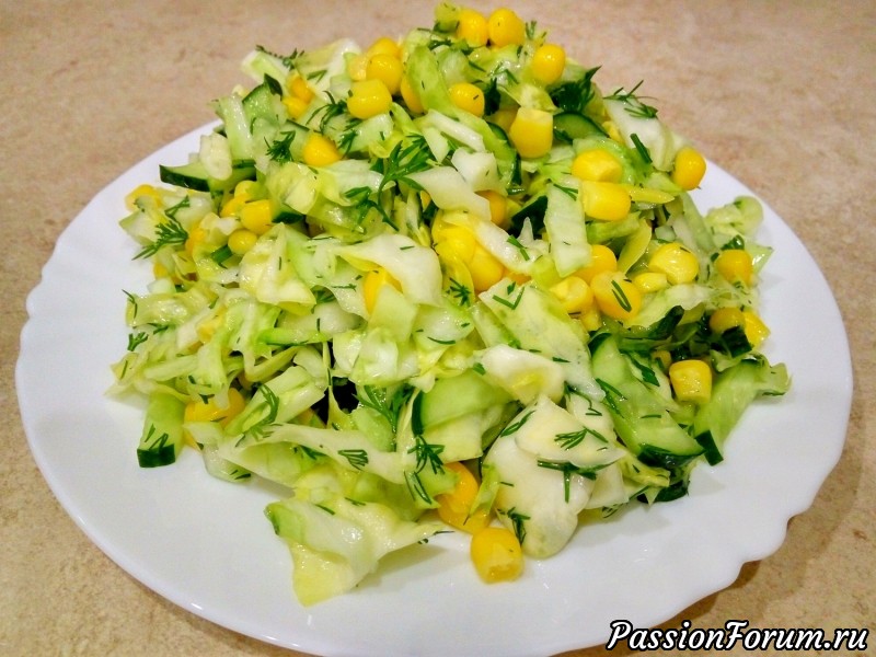 Салат с кукурузой, огурцами и капустой
