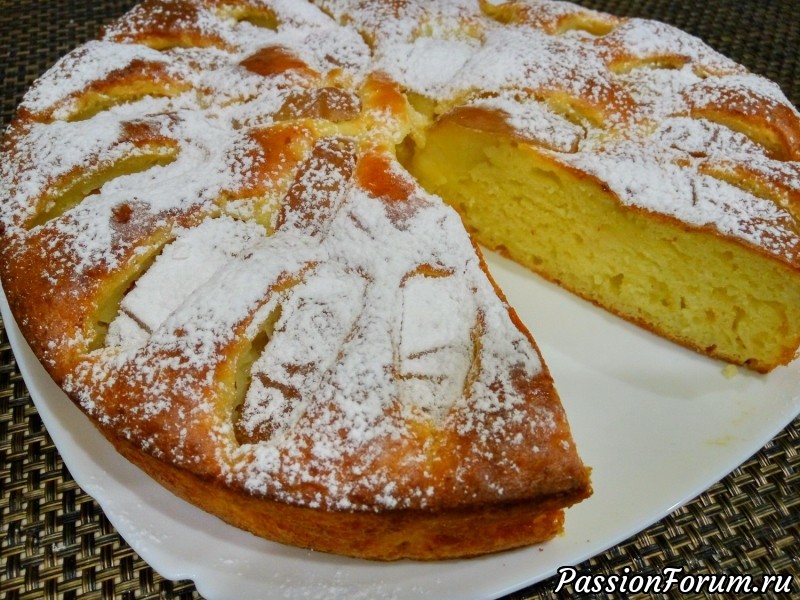 Шарлотка с творогом и яблоками