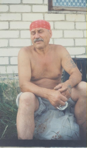 У родного дома. Сам построил У родного дома. Сам построил