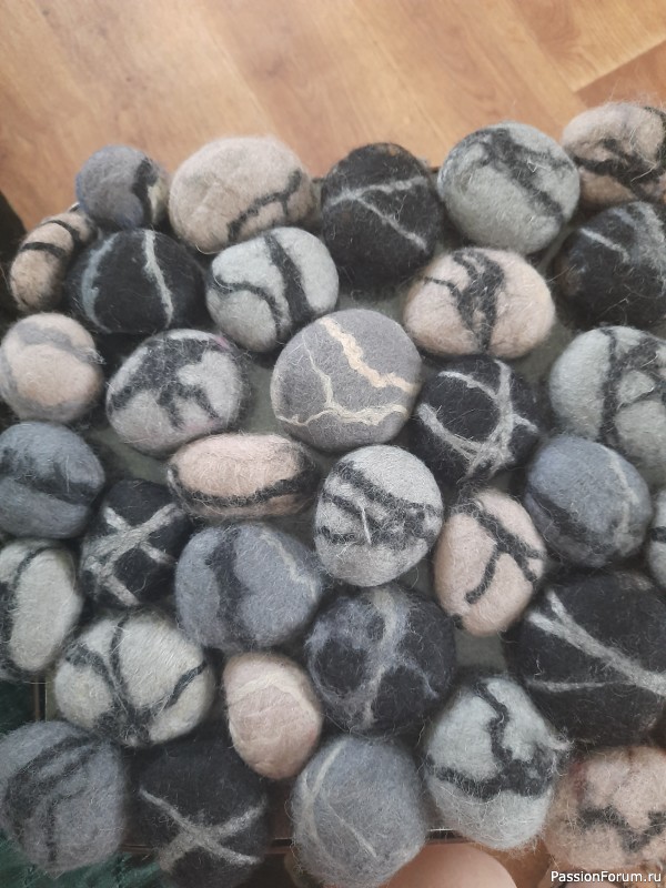 Камушки из шерсти