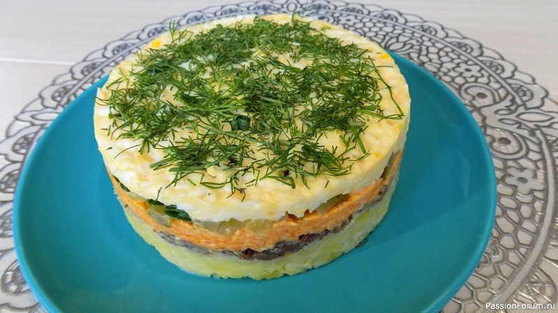 Слоеный рыбный салат с солеными огурцами