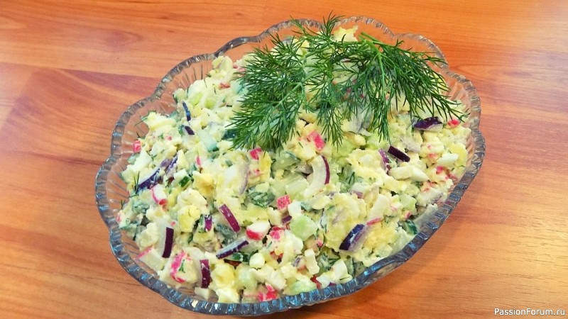 Салат с крабовыми палочками сыром и огурцом. Видео рецепт