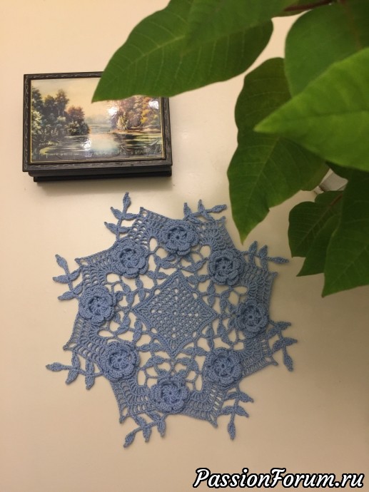 Салфетка "Blue Rose Doily" от Rosanne Kropp