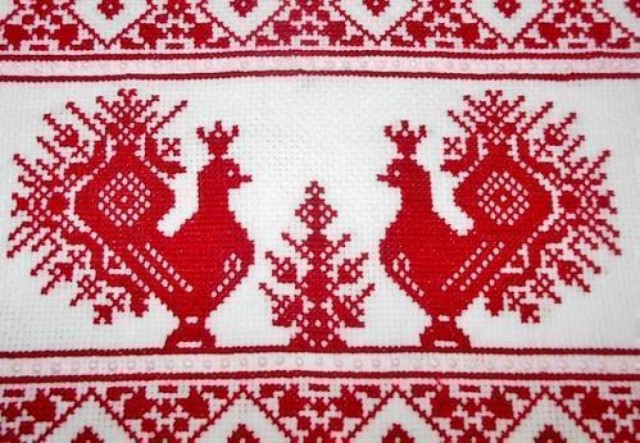 Петух — один из самых распространенных образов в русской вышивке на рушниках. Он символизирует солнце, является вестником света, утренней зари. Он хозяин дома, символ очага, достатка, олицетворяет мужское начало. Петух является символом воскресения из мертвых, возрождения жизни. На погребальных рушниках изображался в качестве славянского оберега от действия злых сил. Его изображение присутствует и на свадебных рушниках.
Вышивка на свадебном полотенце Петух — один из самых распространенных образов в русской вышивке на рушниках. Он символизирует солнце, является вестником света, утренней зари. Он хозяин дома, символ очага, достатка, олицетворяет мужское начало. Петух является символом воскресения из мертвых, возрождения жизни. На погребальных рушниках изображался в качестве славянского оберега от действия злых сил. Его изображение присутствует и на свадебных рушниках.
Вышивка на свадебном полотенце