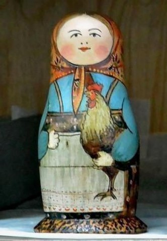 Матрёшка Малютина с чёрным петухом
Кстати, первая матрёшка, нарисованная Малютиным, тоже держит в руках петуха. Скорее всего, такой образ выбран не случайно. Получилась русская крестьянка, у которой в доме достаток и символом этого, возможно, является чёрный петух. Матрёшка Малютина с чёрным петухом
Кстати, первая матрёшка, нарисованная Малютиным, тоже держит в руках петуха. Скорее всего, такой образ выбран не случайно. Получилась русская крестьянка, у которой в доме достаток и символом этого, возможно, является чёрный петух.