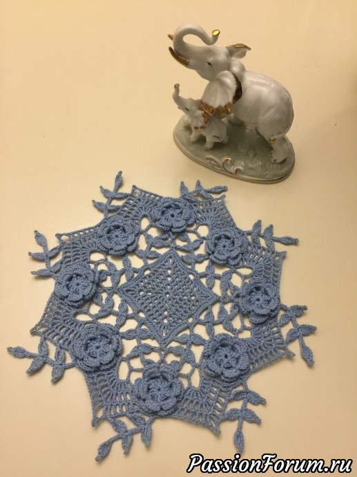 Салфетка "Blue Rose Doily" от Rosanne Kropp