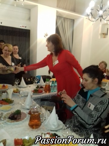 Викуся общается с кем то через стол... Викуся общается с кем то через стол...