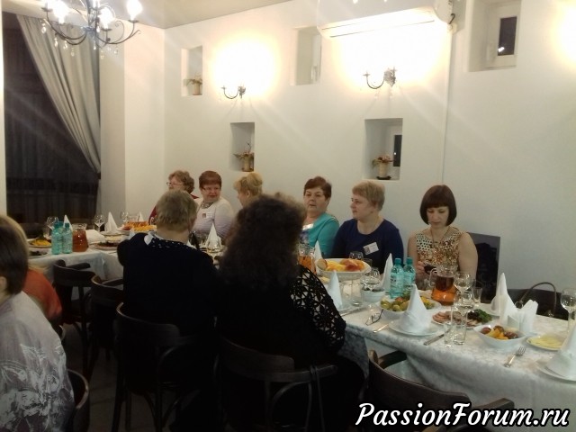Не все еще знакомы между собой. Некоторые участники из Беларуси приехали только на вечер Дружба без границ".. Не все еще знакомы между собой. Некоторые участники из Беларуси приехали только на вечер Дружба без границ"..