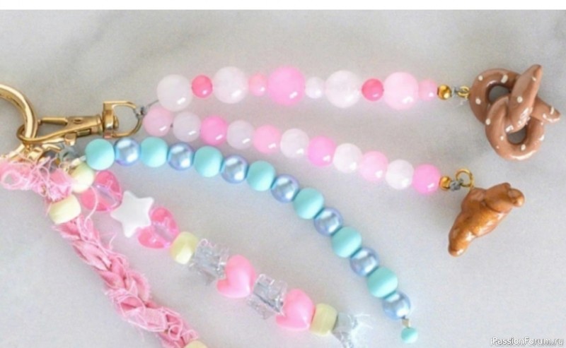 Как слепить брелок из полимерной глины с подвесками в виде выпечки