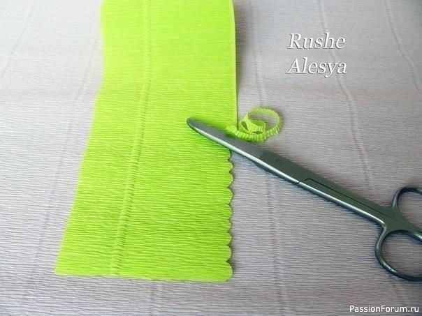 Подснежники из гофрированной бумаги и конфет. МК