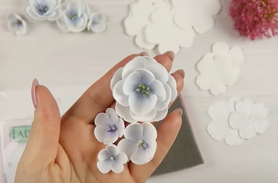 Цветы из фоама: более сложные варианты