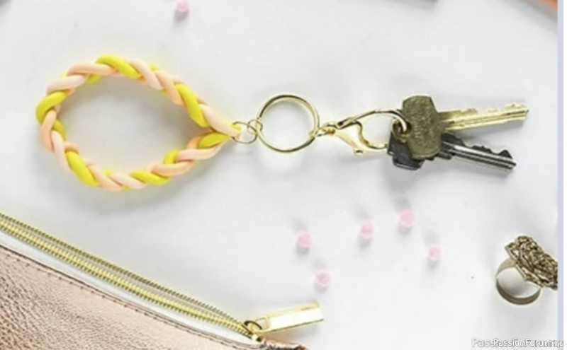 Плетеный брелок из полимерной глины. МК