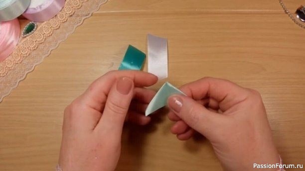 Пёрышки из атласных лент