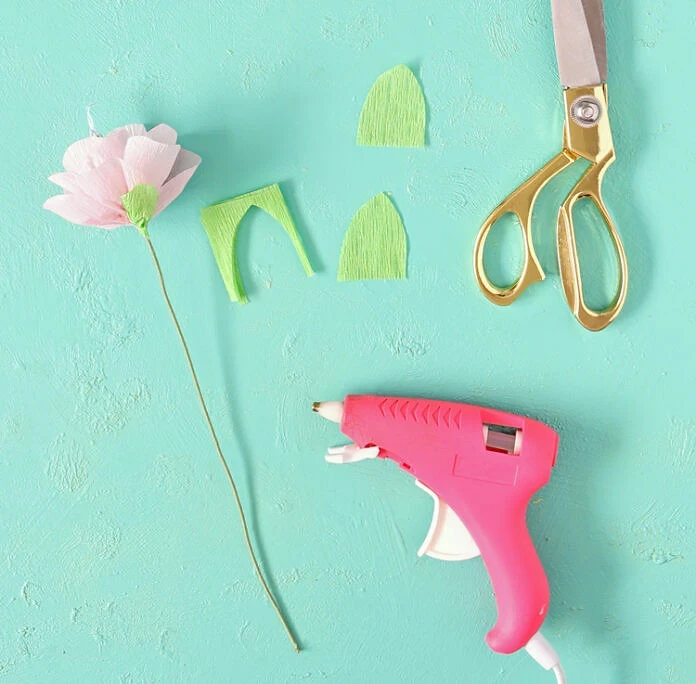 Цветы из гофрированной бумаги с конфетами: мастер-класс