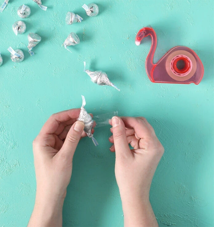 Цветы из гофрированной бумаги с конфетами: мастер-класс