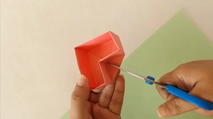 Коробочка-сердечко из цветной бумаги