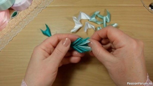 Пёрышки из атласных лент